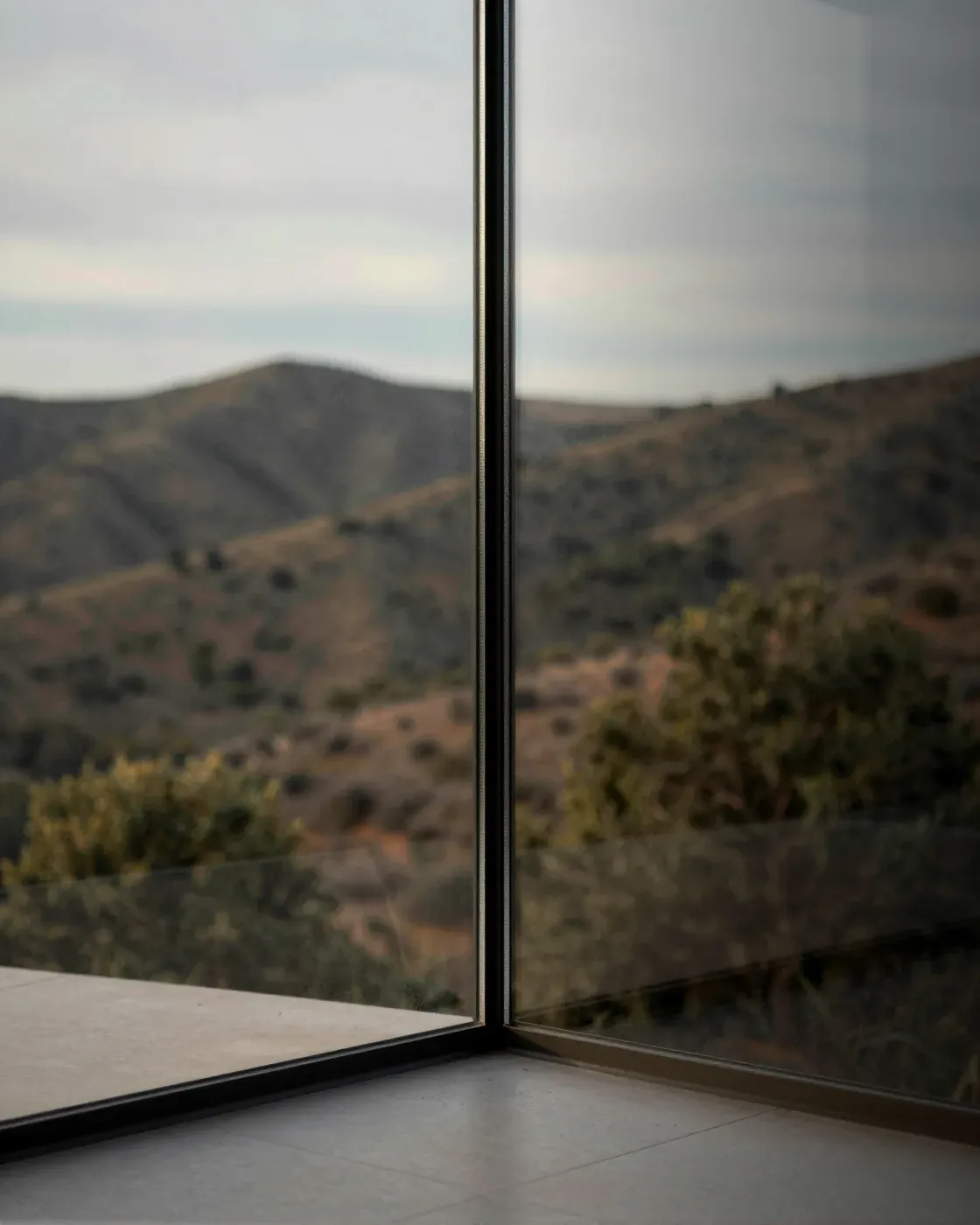 Glass sample: full-height low-iron panes in slim dark frames